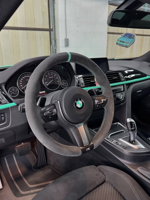 BMW-interieur met turquoise accenten van Elabz